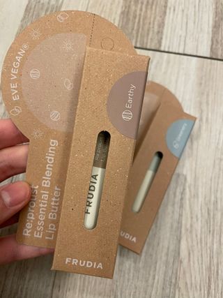 [후르디아] 올리브영 착한보습 비건 립버터 2종 — 5점을 준 리뷰어가 2022년 11월 올린 사용 사진