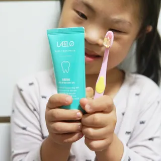 치과에서 쓰는 치약 _ 라벨제로 저불소 꼬마, 키즈, 유아, 베이비, 주니어 안전한 어린이치약 — 5점을 준 리뷰어가 2022년 11월 올린 사용 사진