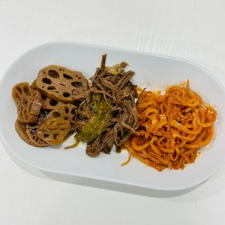 하나마이 [마마쿡] 전 청와대 천상현 셰프의 밑반찬  5종세트(소고기 장조림+연근조림+진미채+간장김자반+새우김자반) — 5점을 준 리뷰어가 2023년 4월 올린 사용 사진