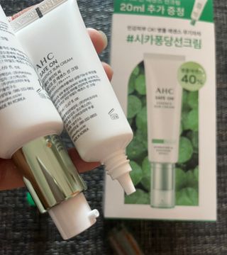 [AHC] 세이프온 에센스 선크림 올리브영 스페셜 증정 기획세트 — 4.5점을 준 리뷰어가 2022년 6월 올린 사용 사진