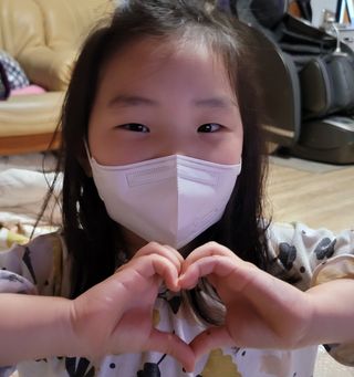 [숨그림]  덴탈마스크 짱구 우리아이 그리고 내가 쓰는 믿을수있는 케릭터 마스크  16종 — 5점을 준 리뷰어가 2021년 11월 올린 사용 사진