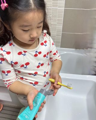 치과에서 쓰는 치약 _ 라벨제로 저불소 꼬마, 키즈, 유아, 베이비, 주니어 안전한 어린이치약 — 5점을 준 리뷰어가 2022년 11월 올린 사용 사진