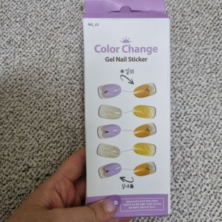 [네일가게] 햇빛에 닿으면 색이 변하는 신기한 햇살 반전 네일스티커 — 5점을 준 리뷰어가 2021년 8월 올린 사용 사진