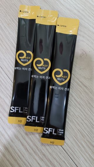짜먹는 이지견과 짜먹는 이지아몬드, 짜먹는 이지허니피넛, 짜먹는 이지캐슈넛 각 10g X  10포 — 4점을 준 리뷰어가 2021년 3월 올린 사용 사진