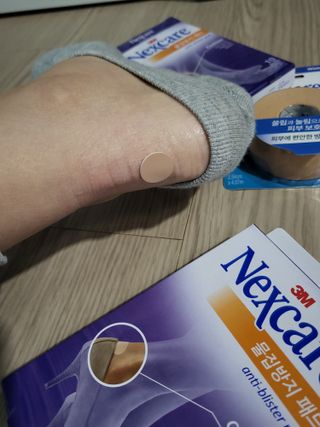 3M 넥스케어 물집방지쿠션테이프 1매 + 물집방지패드 10매 — 5점을 준 리뷰어가 2024년 4월 올린 사용 사진