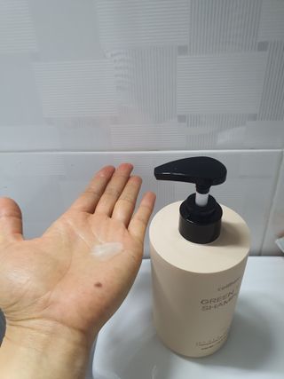 프리마인 더이상 뻣뻣하고 효과없는 탈모샴푸는 NO. 근본부터 케어하는 셀베이스 그린티샴푸(500ml) — 5점을 준 리뷰어가 2023년 5월 올린 사용 사진