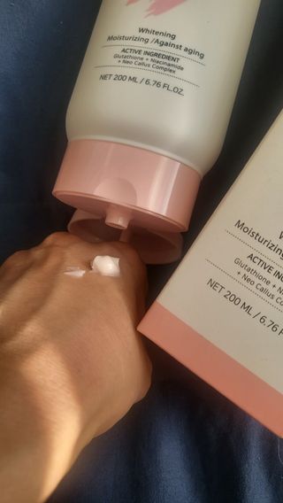 위시스 프리미엄 글루타치온  화이트닝 바디로션 — 5점을 준 리뷰어가 2023년 1월 올린 사용 사진