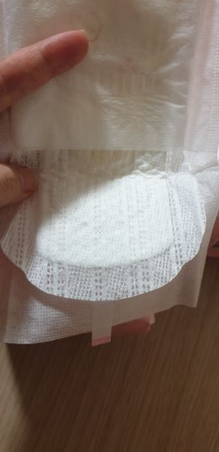 나무드 [유한킴벌리] 좋은느낌 유기농 순면 린넨블렌딩 생리대,롱라이너 중형 36매 1개 + 대형 32매 1개 — 5점을 준 리뷰어가 2021년 10월 올린 사용 사진