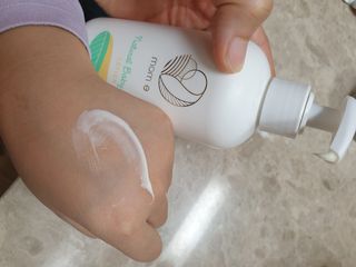 mom e 맘이 내추럴 베이비 케어 샴푸앤바스+로션 — 3점을 준 리뷰어가 2021년 1월 올린 사용 사진