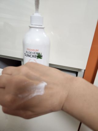 [닥터문] 프리미엄 알로에베라 선크림 500ml — 5점을 준 리뷰어가 2022년 6월 올린 사용 사진