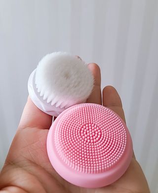 디하우트 랩 디하우트랩 클렌징 피부관리기 진동클렌저 실리콘+2종 인조모 브러시 — 5점을 준 리뷰어가 2021년 11월 올린 사용 사진