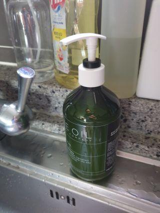 올리브 오일 스킨케어 컴퍼니 [OOSC] 촉촉 깨끗 내추럴리 너리시드 핸드워시 500ml — 5점을 준 리뷰어가 2021년 5월 올린 사용 사진