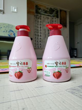 [과일나라] 피부가 마시는 딸기우유 바디클렌저&바디로션 — 5점을 준 리뷰어가 2022년 10월 올린 사용 사진