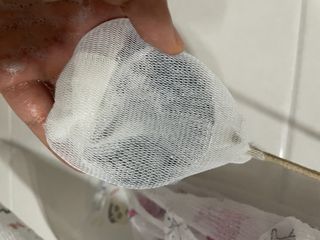 free [아토르] 9종 임상완료 아토르 다름 샴푸바_블랙  프리미엄 두피 케어 샴푸바 — 5점을 준 리뷰어가 2023년 11월 올린 사용 사진