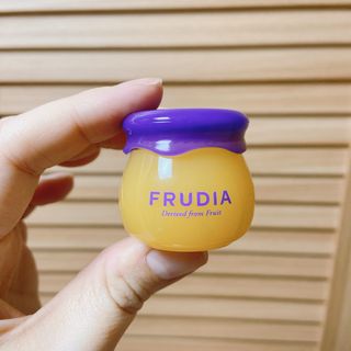틱톡 [후르디아] 튼입술해결템 올리브영 블루베리 하이드레이팅 허니 립밤 — 5점을 준 리뷰어가 2024년 3월 올린 사용 사진