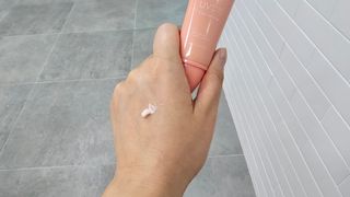 제주인디 카멜리아 블러썸 선크림 — 4점을 준 리뷰어가 2023년 9월 올린 사용 사진