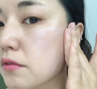 리더스코스메틱 리더스 카밍 바이오틱스 선 에센스 SPF 50+ PA++++ — 5점을 준 리뷰어가 2022년 6월 올린 사용 사진