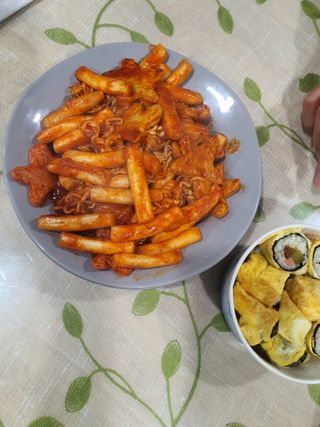 빨간키트 떡볶이 밀키트 2~3인분 매운맛 국물 떡볶이 만들기 쉬운 황금 레시피 분말 소스로 간편한 요리 — 5점을 준 리뷰어가 2021년 8월 올린 사용 사진