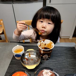 유비쿡 컵떡볶이 매운컵떡볶이2개/ 짜장컵떡볶이 2개  총 4개세트 — 5점을 준 리뷰어가 2021년 3월 올린 사용 사진