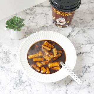 유비쿡 컵떡볶이 매운컵떡볶이2개/ 짜장컵떡볶이 2개  총 4개세트 — 5점을 준 리뷰어가 2021년 4월 올린 사용 사진
