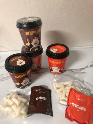 유비쿡 컵떡볶이 매운컵떡볶이2개/ 짜장컵떡볶이 2개  총 4개세트 — 5점을 준 리뷰어가 2021년 3월 올린 사용 사진