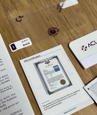 아클리브 Premium 항균 항바이러스 액정 보호필름(iPhone) — 5점을 준 리뷰어가 2022년 10월 올린 사용 사진