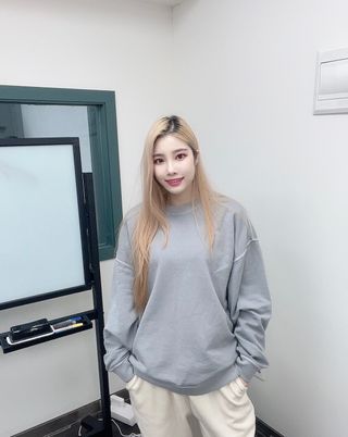 MAPLESYRUPFACTORY 메이플 피그먼트 맨투맨 8.COL — 3점을 준 리뷰어가 2022년 12월 올린 사용 사진