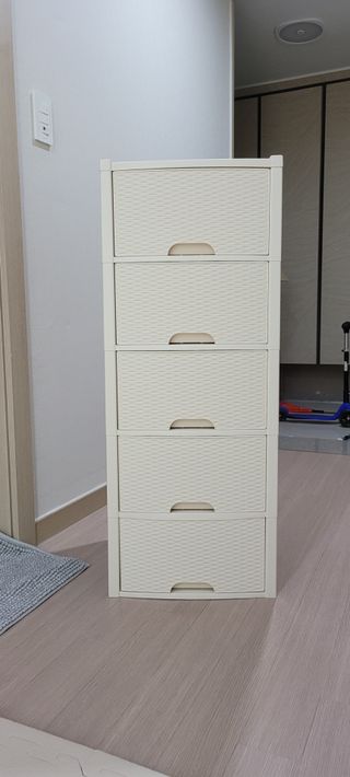 올맘 커넥트 5단 서랍장+분리커버+연결선반 구성 아이보리/브라운 — 5점을 준 리뷰어가 2021년 8월 올린 사용 사진