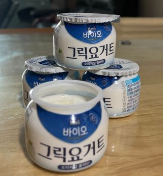 매일바이오 그릭요거트 오리지널 플레인 4개, 로스터리 커피믹스 4개 — 5점을 준 리뷰어가 2021년 12월 올린 사용 사진