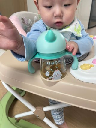 유비맘 트라이탄 코니빨대컵_컬러 랜덤 발송 — 5점을 준 리뷰어가 2021년 2월 올린 사용 사진