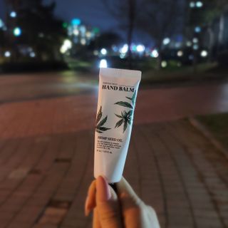 버텍스넘버원 버텍스 넘버원 햄프씨드오일 핸드밤, 바디크림 — 4점을 준 리뷰어가 2022년 3월 올린 사용 사진