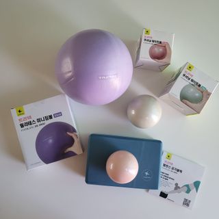 [트라택] 홈 필라테스 SET [미니짐볼+웨이트볼(0.5kg&1kg+요가블럭] — 5점을 준 리뷰어가 2022년 7월 올린 사용 사진