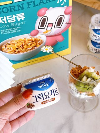 매일바이오 그릭요거트 오리지널 플레인 4개, 로스터리 커피믹스 4개 — 5점을 준 리뷰어가 2021년 12월 올린 사용 사진