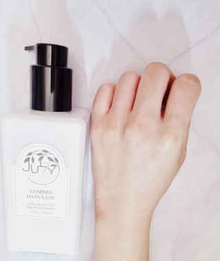 줄라이 모닝 _ JULY MORNING 줄라이모닝 하이드레이팅 퍼퓸드 바디앤핸드 에멀젼 — 5점을 준 리뷰어가 2021년 12월 올린 사용 사진