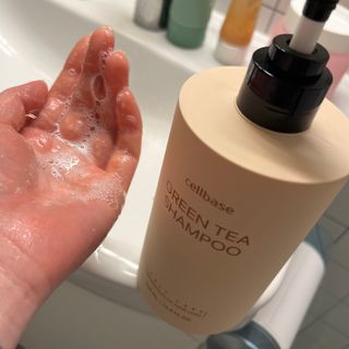 프리마인 더이상 뻣뻣하고 효과없는 탈모샴푸는 NO. 근본부터 케어하는 셀베이스 그린티샴푸(500ml) — 5점을 준 리뷰어가 2023년 3월 올린 사용 사진