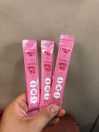 페페로니 잘 먹는 캣츄 - 알래스카 연어 24개입 — 5점을 준 리뷰어가 2021년 7월 올린 사용 사진