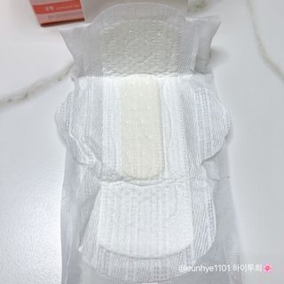 나무드 [유한킴벌리] 좋은느낌 유기농 순면 린넨블렌딩 생리대,롱라이너 중형 36매 1개 + 대형 32매 1개 — 5점을 준 리뷰어가 2021년 10월 올린 사용 사진