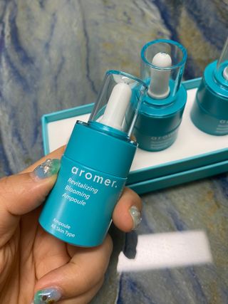 아로메르 리바이탈라이징 블루밍 앰플 10ml x 4ea — 5점을 준 리뷰어가 2021년 8월 올린 사용 사진
