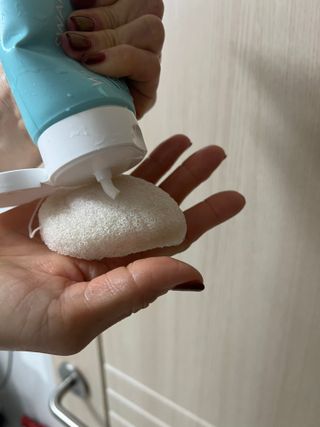 오투에니원 화이트 스완 퍼펙트 폼 클렌징 150g 퍼프증정 — 5점을 준 리뷰어가 2022년 12월 올린 사용 사진