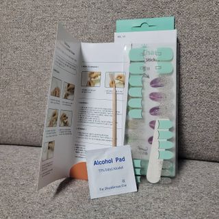 [네일가게] 햇빛에 닿으면 색이 변하는 신기한 햇살 반전 네일스티커 — 4점을 준 리뷰어가 2021년 8월 올린 사용 사진