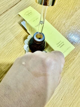 스킨큐어 산다화 비타민c 화이트닝 에센스 30ml — 4.5점을 준 리뷰어가 2023년 12월 올린 사용 사진