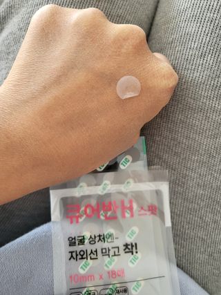 [큐어반H 스팟] 자외선 99프로 차단되는 스틱타입 스팟밴드(1팩 / 66매입) — 5점을 준 리뷰어가 2022년 12월 올린 사용 사진
