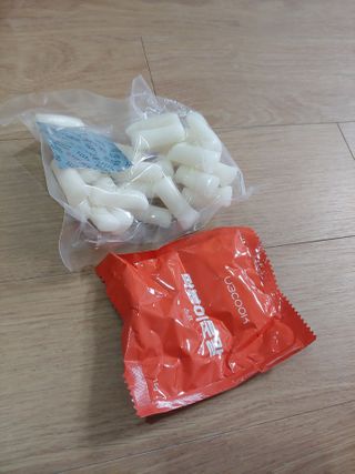 유비쿡 컵떡볶이 매운컵떡볶이2개/ 짜장컵떡볶이 2개  총 4개세트 — 4점을 준 리뷰어가 2021년 2월 올린 사용 사진