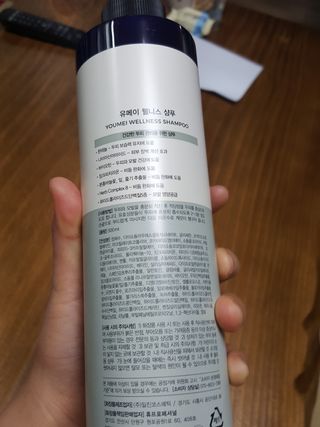 유메이 웰니스 샴푸 + 유메이 스칼프 브러쉬 — 5점을 준 리뷰어가 2021년 12월 올린 사용 사진