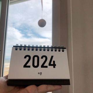 리훈 2024년달력 언더모니터 미니 탁상달력 — 4점을 준 리뷰어가 2023년 10월 올린 사용 사진