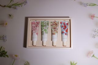 더사가오브수 [사가수] 사계절 원료를 담아내어 진한 보습을 선사하는, 효혜윤 보태니컬 에너지 핸드크림 세트 — 5점을 준 리뷰어가 2023년 3월 올린 사용 사진