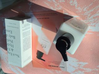 줄라이 모닝 _ JULY MORNING 줄라이모닝 하이드레이팅 퍼퓸드 바디앤핸드 에멀젼 — 5점을 준 리뷰어가 2021년 12월 올린 사용 사진