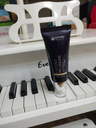 아이앤립 / EYENLIP 아이앤립 루센트 비비크림 2 Color — 5점을 준 리뷰어가 2021년 5월 올린 사용 사진