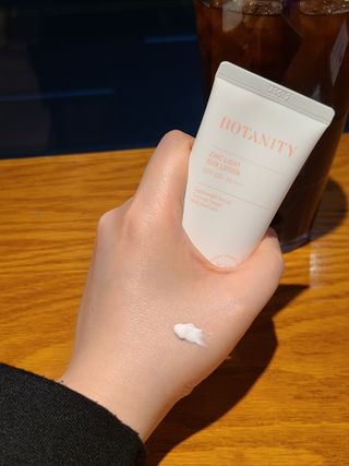보타니티 촉촉수분자차 아쿠아핏 선 에센스 50ml + 보송톤업자차 징크 선 로션 50ml SPF50+ PA++++ (4/25) — 5점을 준 리뷰어가 2022년 4월 올린 사용 사진