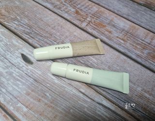 [후르디아] 올리브영 착한보습 비건 립버터 2종 — 5점을 준 리뷰어가 2022년 12월 올린 사용 사진